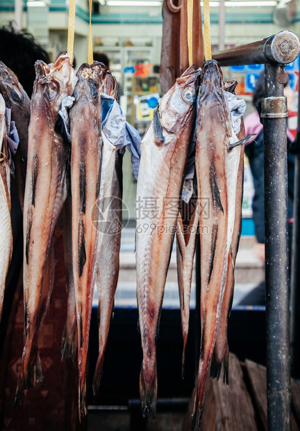 韩国海鲜市场上干鱼挂售图片