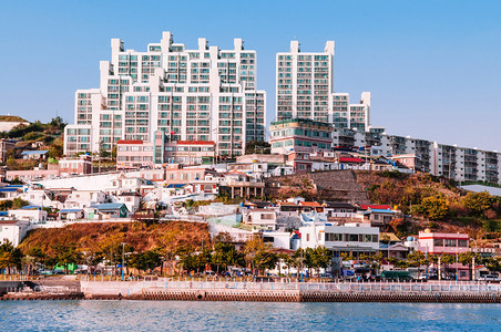 2013年8月6日韩国南端有城市建筑的港口著名城市港口观光巡航路线景点图片