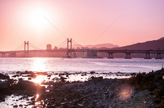 南朝鲜巴桑萨省Haeund区唐拜克岛的日落风对面宽大桥图片