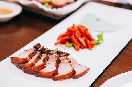 烤猪肚肉和白餐上辣的Kimchkolean烧烤图片