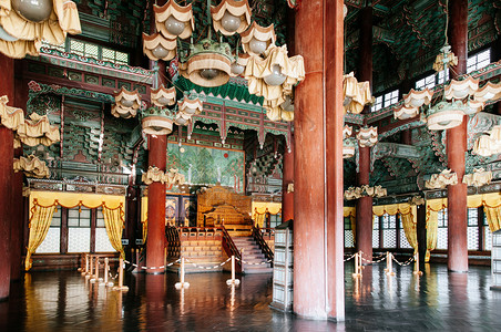 2013年月27日韩国南部科罗来古老的在宗家大厅内以及长城宫的王座也称为东宫以及南韩汉城五千座宫殿之一图片