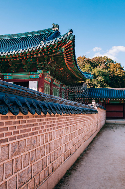 2013年月27日在韩国南边的Korea旧门和瓷砖屋顶大楼位于changdeokun宫殿也称为东位于韩国南边的Seoul五大宫殿图片