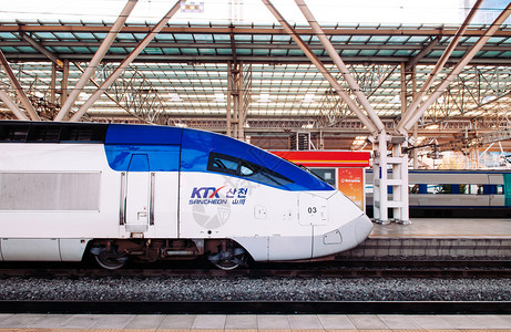 2013年8月7日南科雷亚罗拉由科劳尔公司运营在汉城站台平上Koreaktx高速列的Koreaktx高速列的头图片
