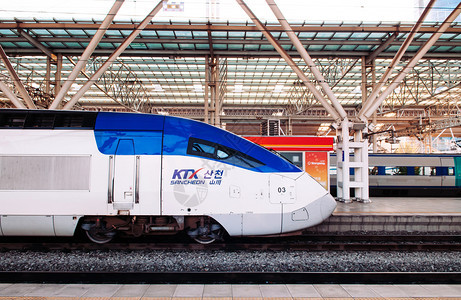 2013年8月7日南科雷亚罗拉由科劳尔公司运营在汉城站台平上Koreaktx高速列的Koreaktx高速列的头图片