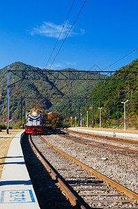 2013年秋冬和天沿着著名的旅游列车路线溪流和河谷横跨班轮车站校对southkreavtinsetgradguigruk图片