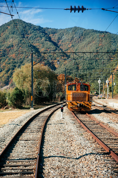 2013年在南科雷亚southkreacngwodct24013southkrea老黄铁轨维修列车在buncheoram站之间的图片
