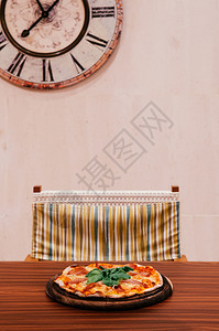 意大利马格赫里塔比萨饼配有Parm火腿和在旧式餐室的木桌上巴西尔图片