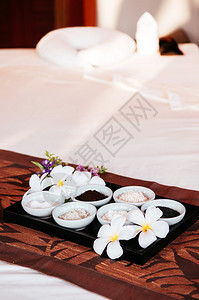 芝麻燕麦盐手工艺品上美丽的亚洲风格布料上的咖啡图片