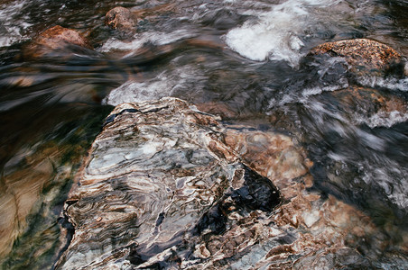 热带河流快速水和岩石地貌的紧细节缓慢的闭塞速度图片