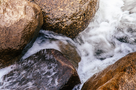 热带河流快速水和岩石地貌的紧细节缓慢的闭塞速度图片