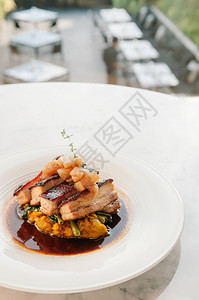 另一面是棕色酱汁中的肉肚蔬菜现代烹饪品在美食餐厅图片