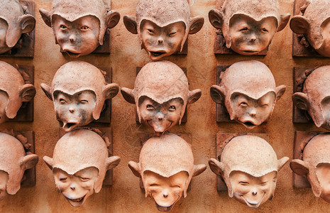 2013年月日泰国萨穆伊在热带泰海岛度假胜地的墙壁上微笑猴子头老陶瓷雕塑图片