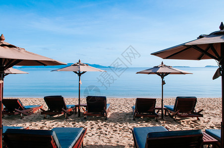 海滩边的遮阳伞和沙滩椅图片