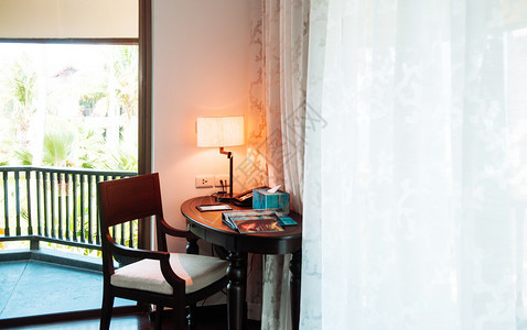 2013年月日泰国samuithlnd客厅有古老的茶叶木椅和桌灯具图片