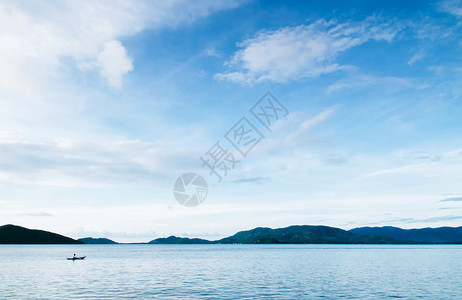 宁静的海洋蓝夜天空和小的当地渔船koh泥土和小岛靠近泰国河畔的kohsamui岛图片