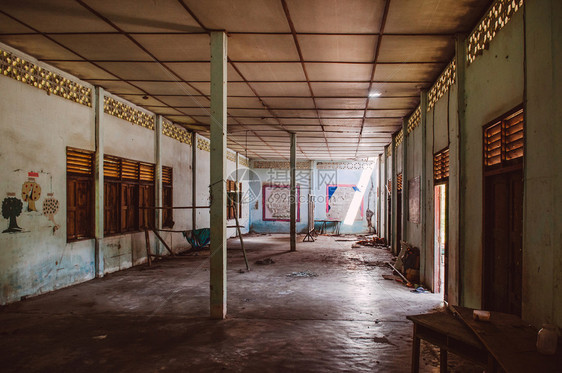 2013年月日203年kohtenSamuithlnd旧的黑暗肮脏被废弃教室图片