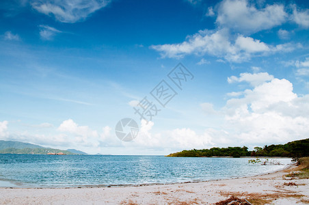 和平的白沙滩清凉蓝天空图片