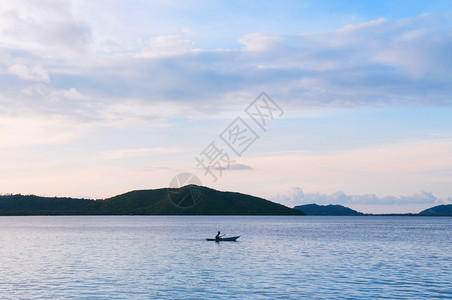 宁静的海洋蓝夜天空和小的当地渔船koh泥土和小岛靠近泰国河畔的kohsamui岛图片