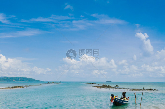 夏日在萨穆伊岛附近的高茶岩海滩泰河热带岛屿的长尾渔船蓝天沙乌伊岛图片