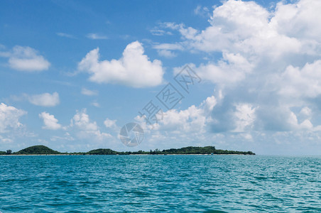 宁静的蓝海水和清凉的蓝天空泥浆和小岛图片