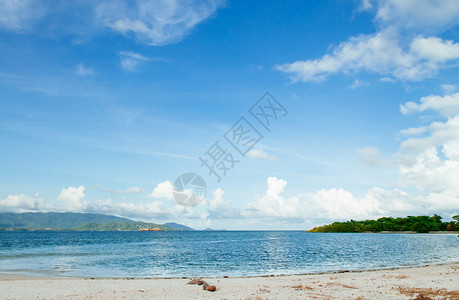 和平的白沙滩清凉蓝天空图片