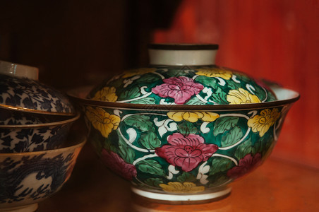 彩色花朵花粉旧瓷器碗盖子图片