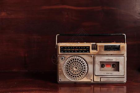 带深木背景录音机的老旧古生锈晶体管radito背景图片