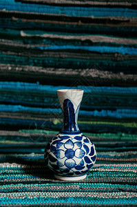 古老的蓝色花朵彩布料背景的瓷器图片
