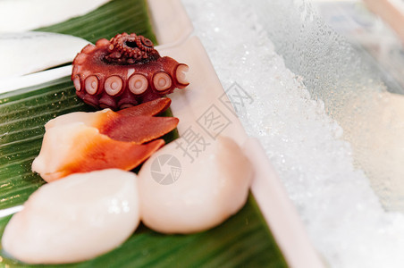 新鲜的海章鱼塔科和霍基加伊史蒂姆森在冰上冲蛤以换取日本寿司图片