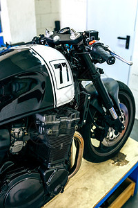 车间中专用摩托的手栏和油箱详细节车手栏和油箱摩托车的详细节图片