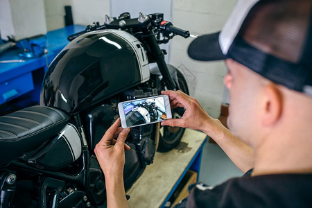 机械师拍摄自定制摩托车在间刚完成图片