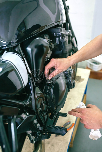 在车间修理定制摩托车机械修理定制摩托车图片