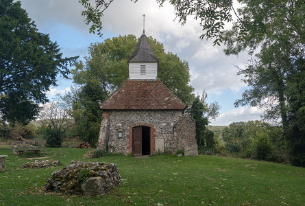 东苏塞克斯州Lulingto的教区堂被认为是英格兰最小的教堂图片