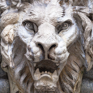 由石块制成位于大理石拱门上约30岁坠落天使像咆哮的狮子图片