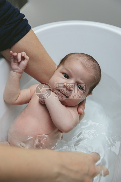 刚出生的小女孩被妈妈抱在浴缸里的照片她妈妈抱着浴缸里的新生儿图片