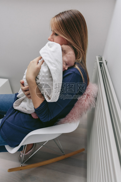 母亲抱着女婴睡觉图片