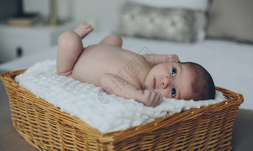 新生女婴躺在床上的篮子里图片