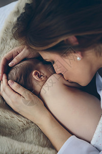 母亲亲吻刚出生的女婴图片