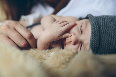 母亲抚摸着新生婴儿图片