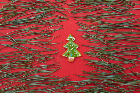 圣诞节红背景的饼干和圣诞树图片