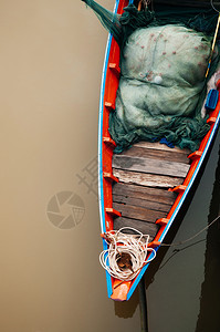 传统海陆木制渔船和禁航运河内长江特拉省渔网背景图片