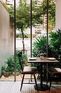 现代餐厅的木制餐桌图片