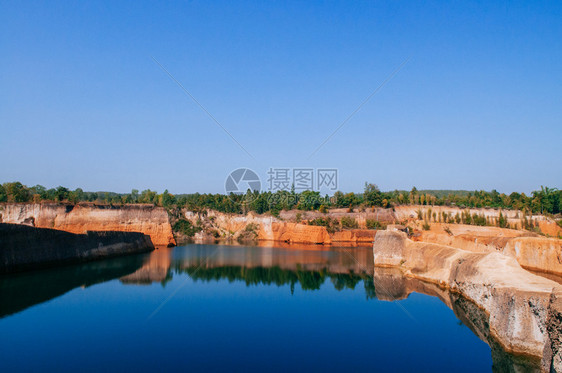 红悬崖和蓝水在泰国旅行图片