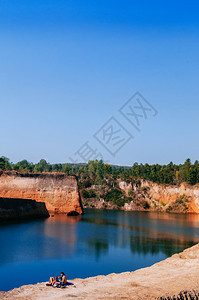 201年月8日吉昂马伊泰兰吉昂大峡谷旅游著名的悬崖跳跃点红和蓝水在泰国旅行图片