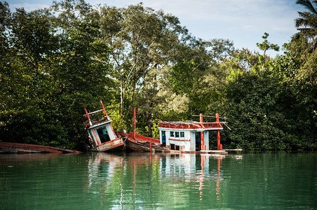 在泰国河水中沉没的渔船废墟图片