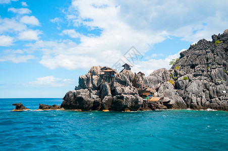 岩石岛顶的木屋南海兰鸟巢岛图片