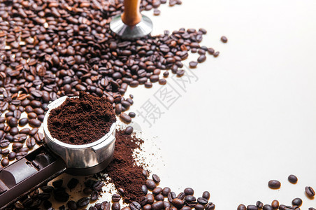 咖啡豆脚过滤器和对白色背景的篡改图片