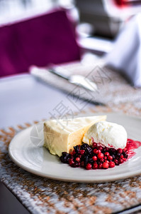 芝士蛋糕冰淇淋和红莓甜点图片