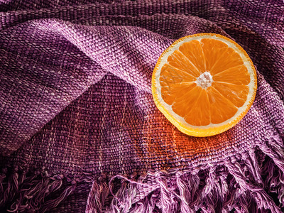 新鲜橙子半在色棉花手工艺布质上复制空间横向拍摄图片