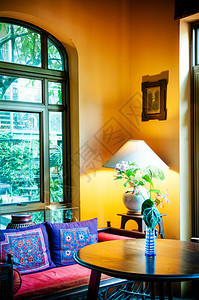 客厅沙发上彩色手工制作的枕头图片